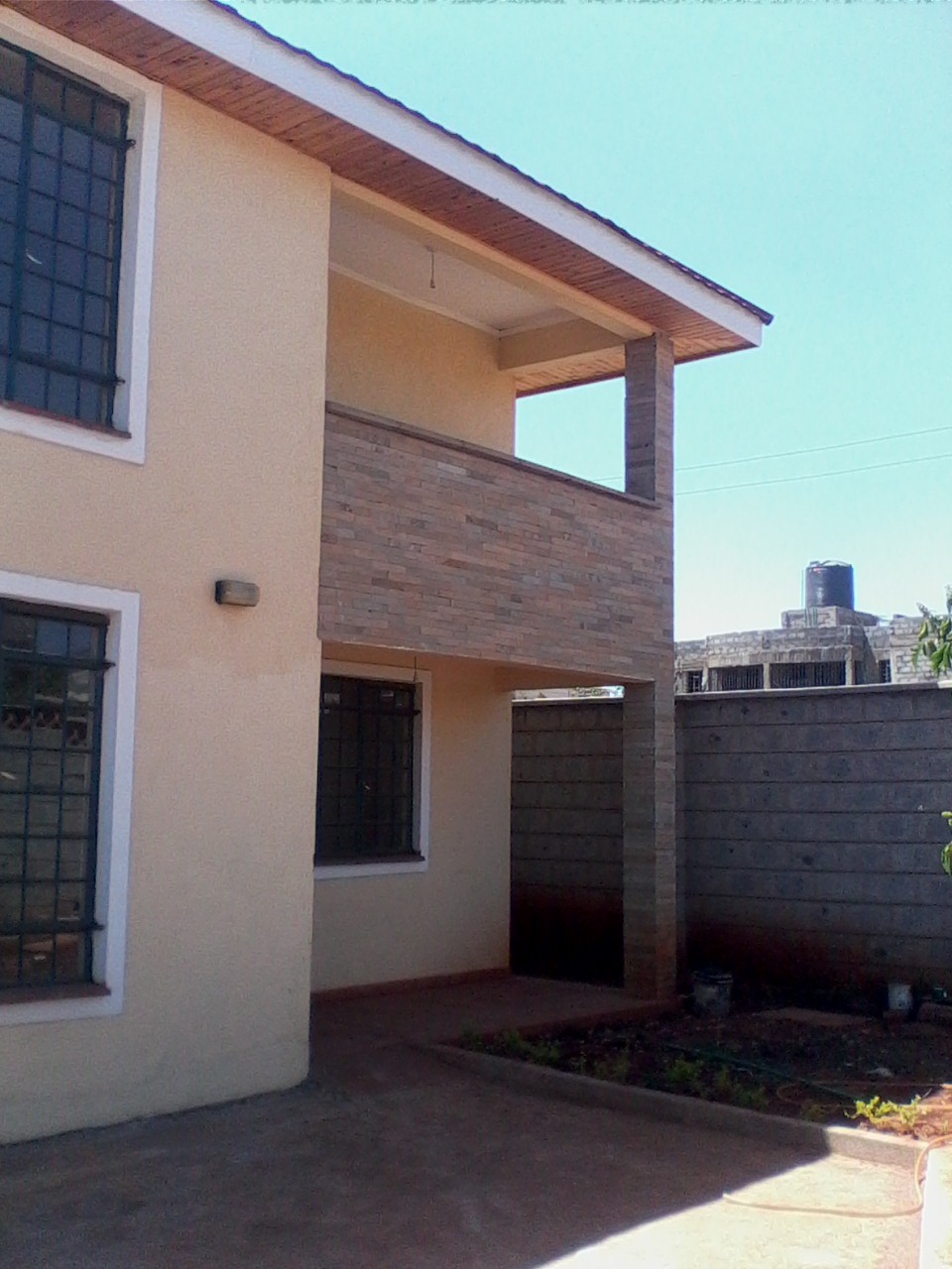 5 bedroom Membley maisonette