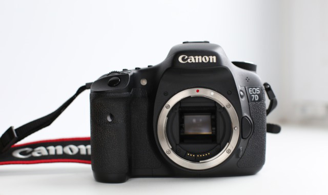 Canon 7D body only + 32GB memory