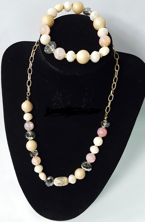 stunning beaded jewelry set.