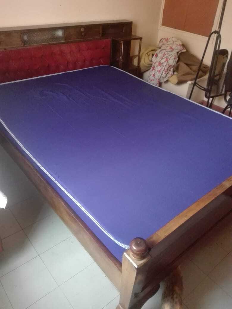 Elegant 5x6 Mahogany Bed with Mattress