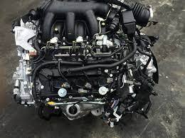 Complete and slim motor vehicle engine