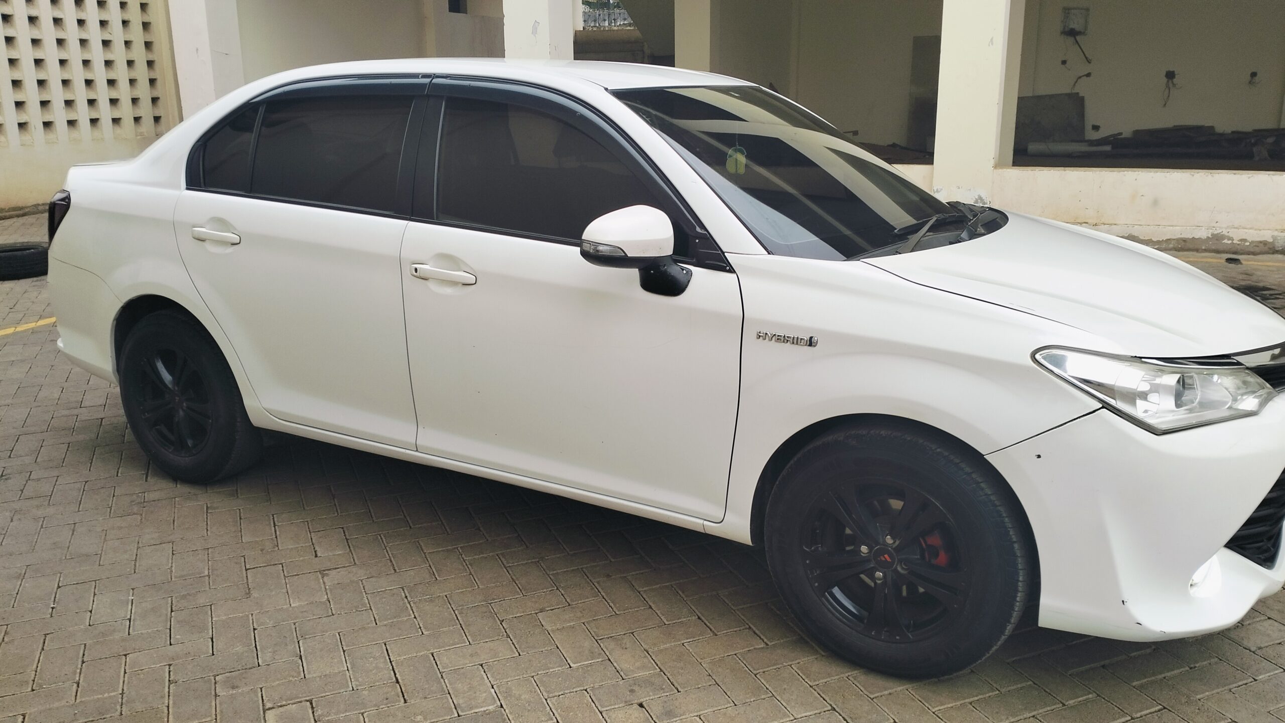 Toyota Axio hybrid 2015