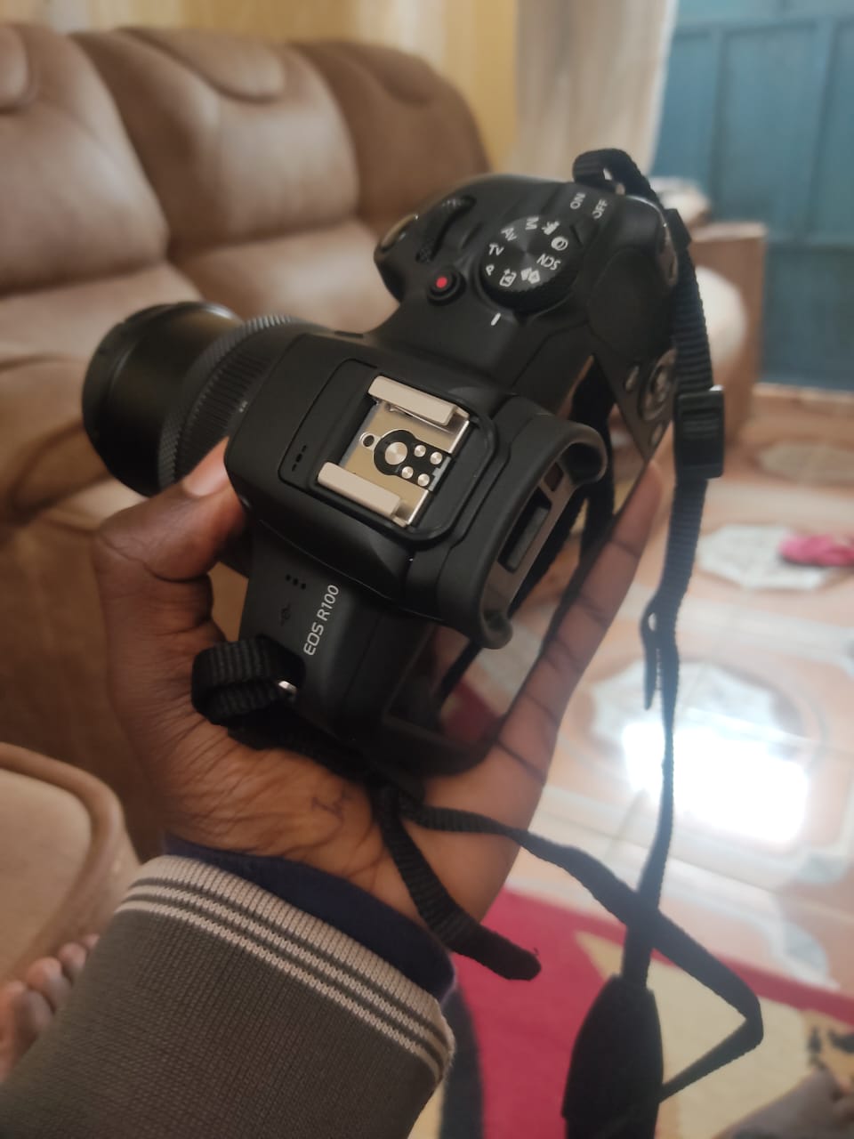 CANON EOS R100 MIRRORLESS DIGITAL CAMERA WITH 18-45MM LENS