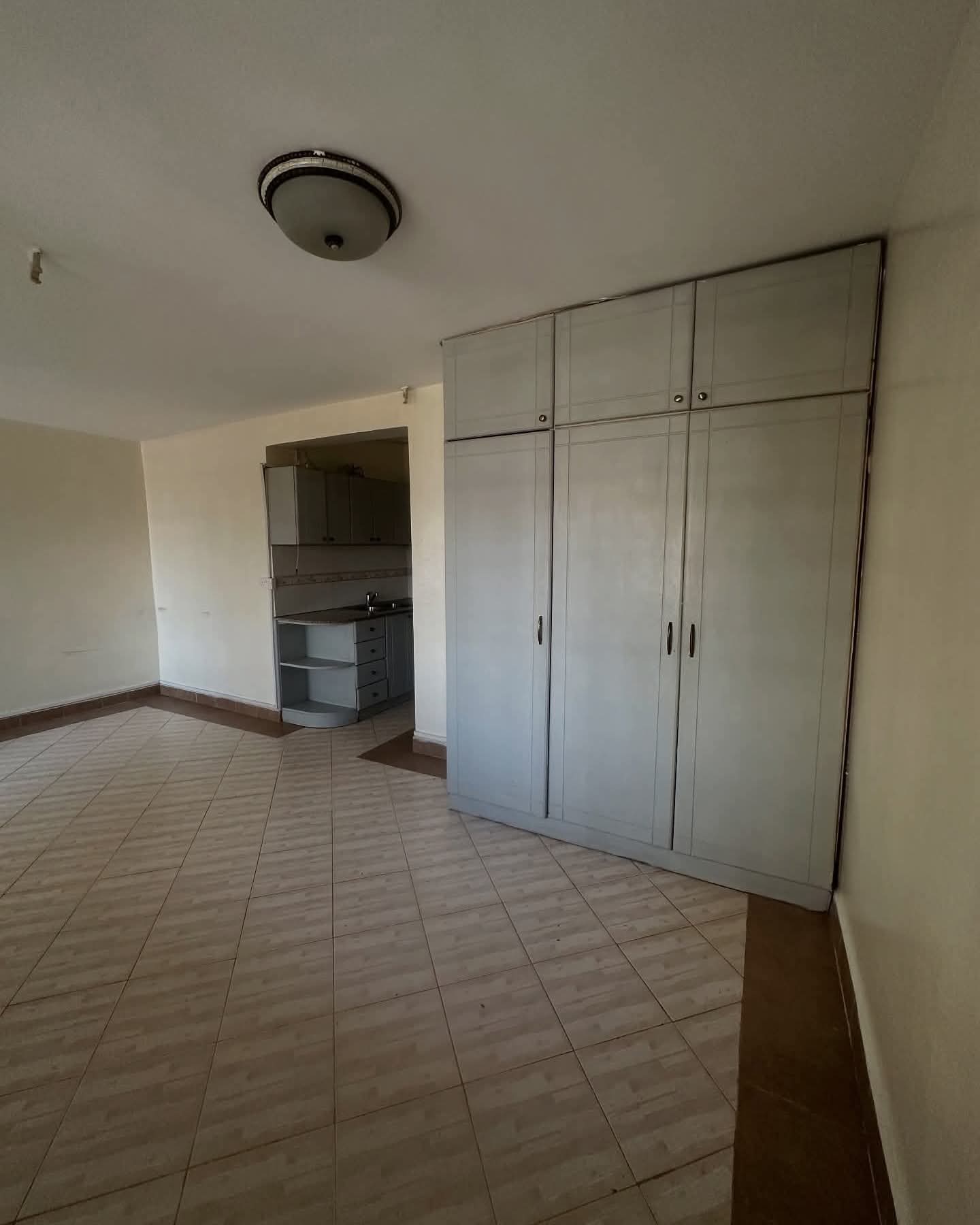 Unique modern lovely decent bedsitter to let at Tudor