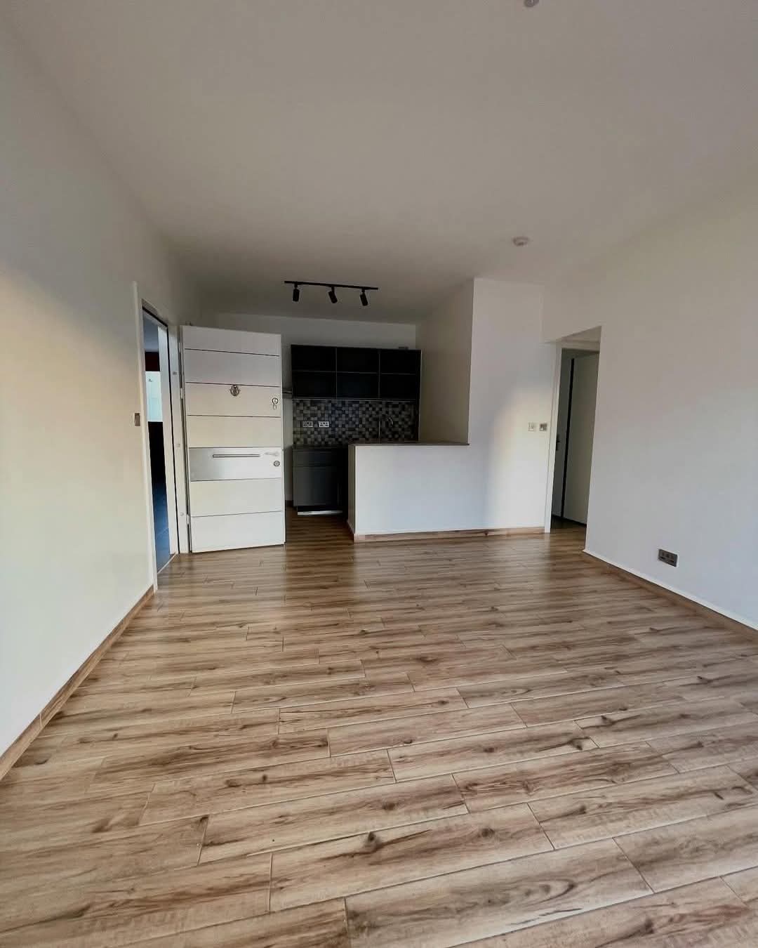 Neat modern lovely clean spacious one bedroom to let at Donholm