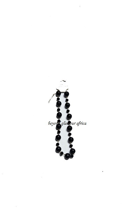 A fashionable black pearl necklace