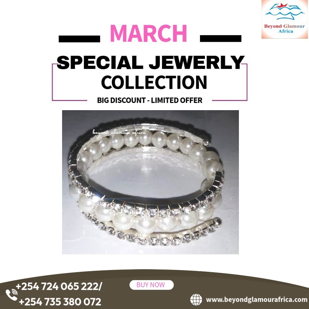 A ladies white pearl bracelet