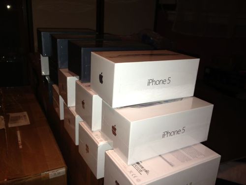 Selling New Unlocked Samsung Galaxy S4 32GB….$450,Apple iPhone 5 64GB…$650