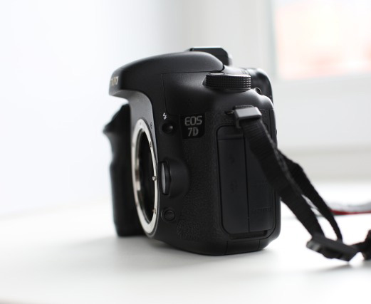 Canon 7D body only + 32GB memory