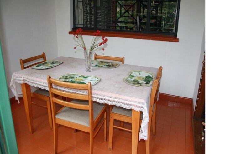 4 seater dining table