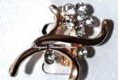 Women’s gold vintage brooch easy and comfortable to wear is very fashionable