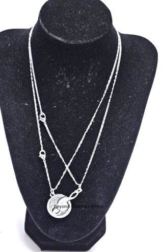 A couple music note necklace very fashionable to have.