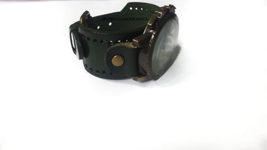 Men’s green vintage watch very fashionable to have